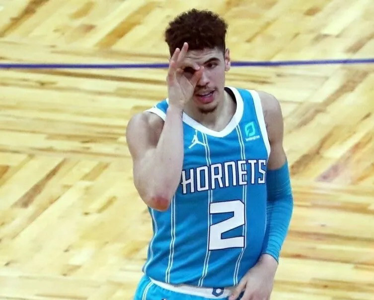  三球鲍尔左腕骨折，黄蜂季后赛前景堪忧  