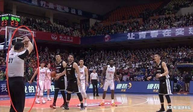  法兰克福主场遭遇争议判罚痛失关键分