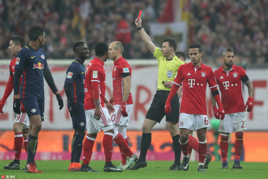  拜仁慕尼黑主场奏凯，稳居德甲榜首位置  