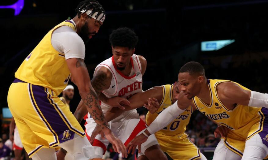  申京全面发挥火箭主场力克独行侠终结对手四连胜